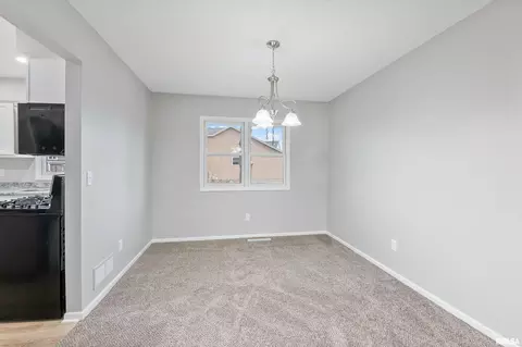 212 Blackhawk Dr, Eldridge, IA 52748 photo 6
