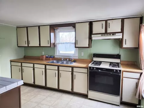 215 E Main St, Atkinson, IL 61235 photo 7