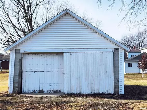 215 E Main St, Atkinson, IL 61235 photo 2