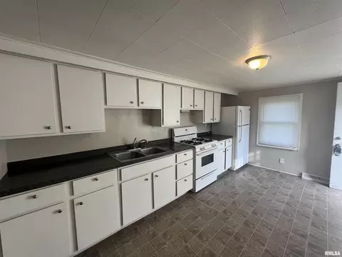 3814 13th St, Moline, IL 61265 photo 2