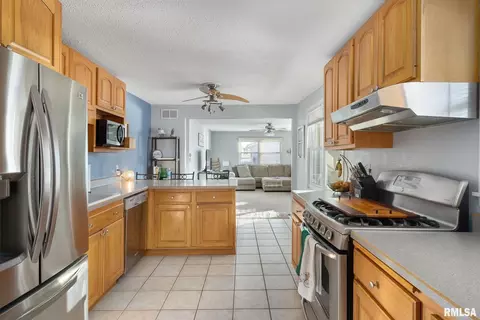 641 5th St, Silvis, IL 61282 photo 4