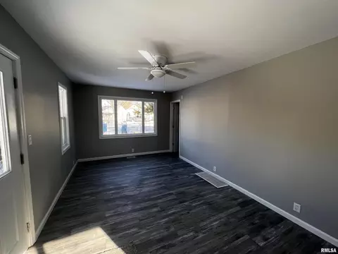 1202 3rd St, Silvis, IL 61282 photo 4