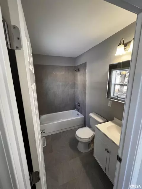 1202 3rd St, Silvis, IL 61282 photo 5