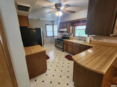 1181 34th St, Moline, IL 61265 photo 3