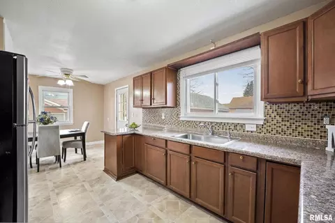 409 10th Ave, Silvis, IL 61282 photo 11