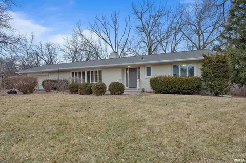5380 Crestview Hts Dr, Bettendorf, IA 52722