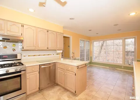 2631 35th St, Moline, IL 61265 photo 5