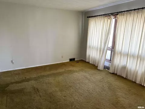 233 7th St, Silvis, IL 61282 photo 4