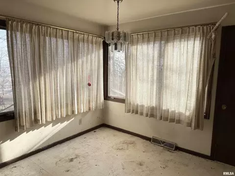 233 7th St, Silvis, IL 61282 photo 5