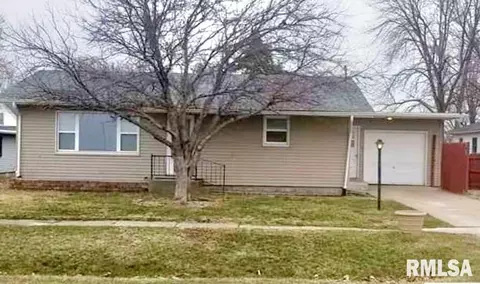 407 E Washington St, Mendon, IL 62351 photo 1