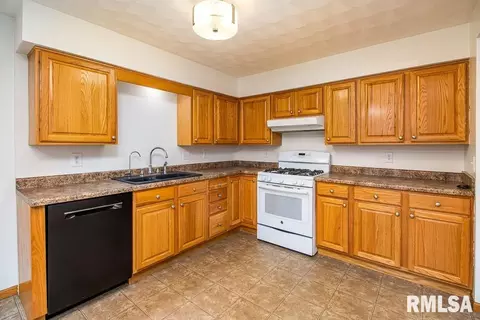 207 5th St, Silvis, IL 61282 photo 6