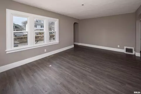 2128 3rd St, Moline, IL 61265 photo 4