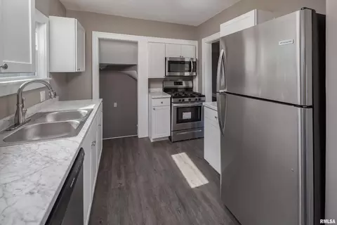 2128 3rd St, Moline, IL 61265 photo 5