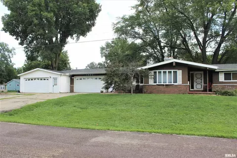 1094 Yates St, Galesburg, IL 61401