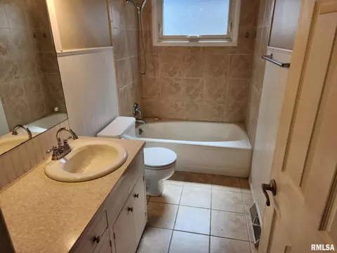 3442 50th St, Moline, IL 61265 photo 8