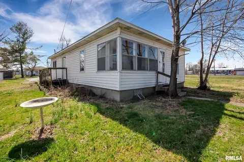 1006 E Dickinson St, Marion, IL 62959