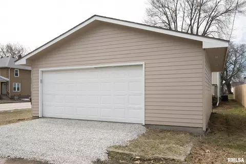 1858 3rd St, Moline, IL 61265 photo 32