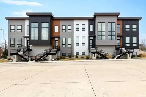 3259 Palmer Hills Ct, Bettendorf, IA 52722