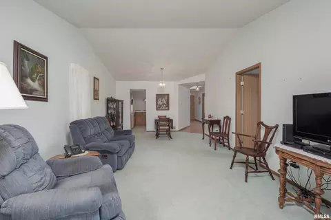 2610 38th St, Moline, IL 61265 photo 5