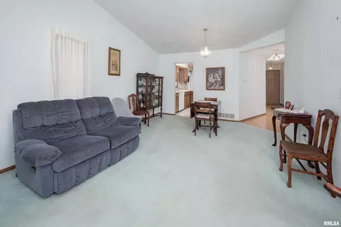 2610 38th St, Moline, IL 61265 photo 4