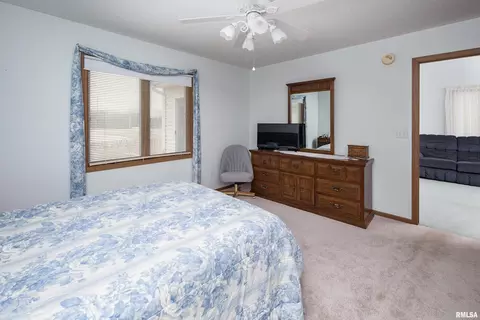 2610 38th St, Moline, IL 61265 photo 19