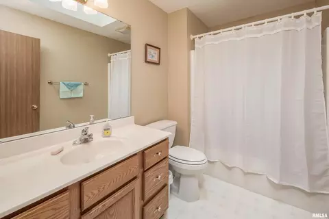 2610 38th St, Moline, IL 61265 photo 17