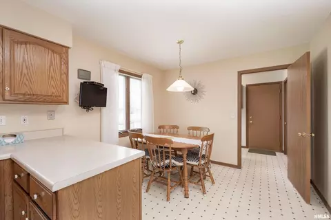 2610 38th St, Moline, IL 61265 photo 11