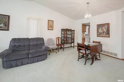 2610 38th St, Moline, IL 61265 photo 7