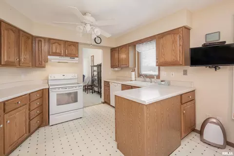 2610 38th St, Moline, IL 61265 photo 10