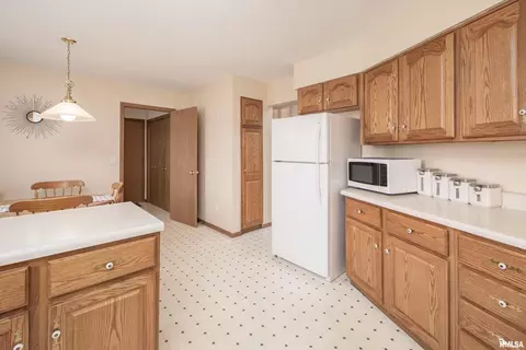 2610 38th St, Moline, IL 61265 photo 9