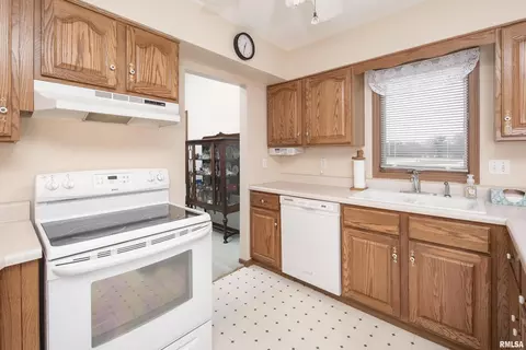 2610 38th St, Moline, IL 61265 photo 8