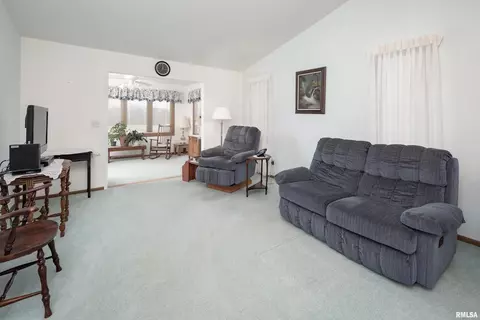 2610 38th St, Moline, IL 61265 photo 3