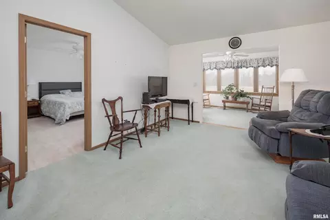 2610 38th St, Moline, IL 61265 photo 6