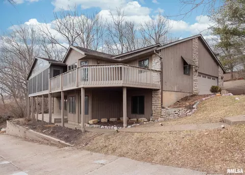 1 Walbrier Ct, Le Claire, IA 52753