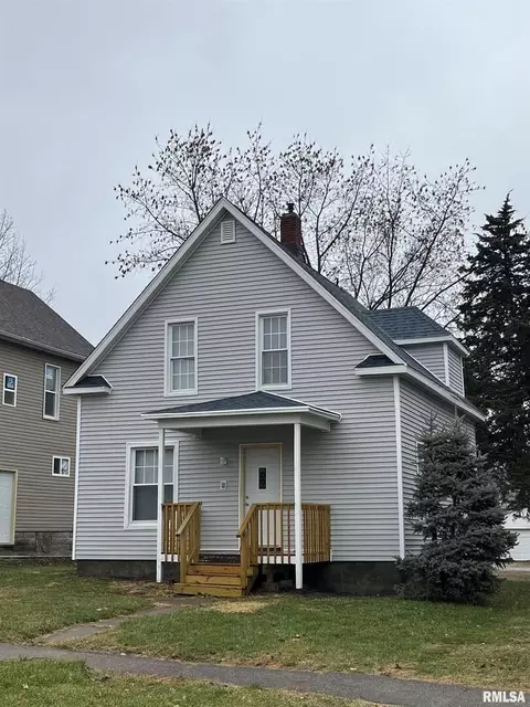 128 10th St, Silvis, IL 61282