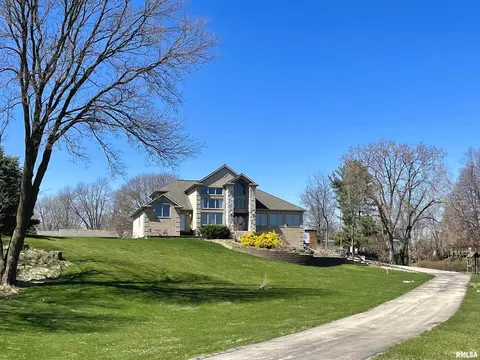 746 N 10th St, Clinton, IA 52732