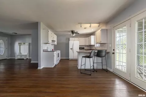 1414 E Willow Dr, Marion, IL 62959 photo 3
