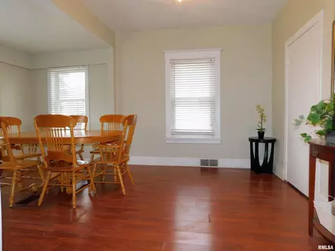 231 43rd St, Moline, IL 61265 photo 4