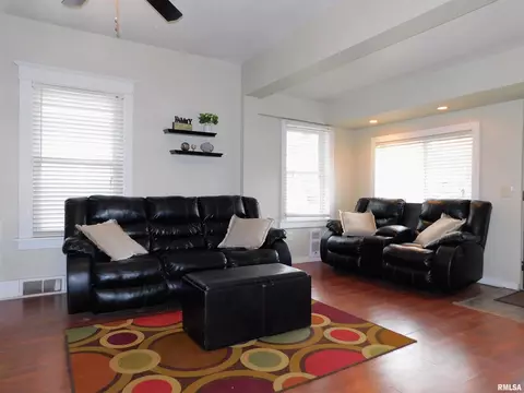 231 43rd St, Moline, IL 61265 photo 2