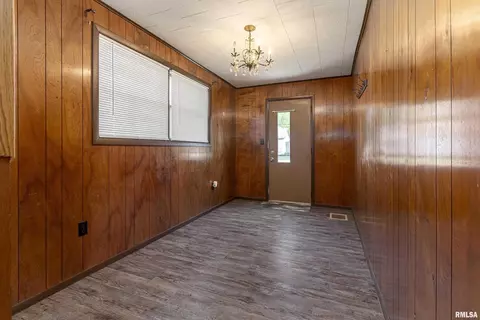1304 W Tyler St, Herrin, IL 62948 photo 3