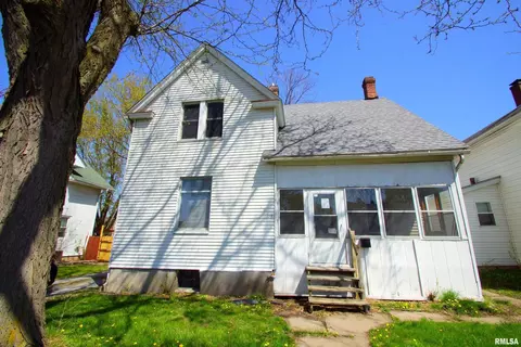 2115 N Division St, Davenport, IA 52804