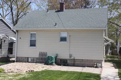 2361 28th St, Moline, IL 61265 photo 3