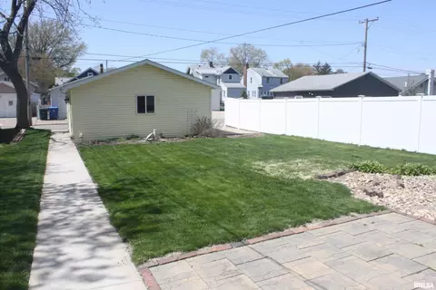 2361 28th St, Moline, IL 61265 photo 2