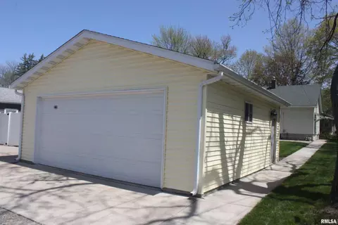 2361 28th St, Moline, IL 61265 photo 4