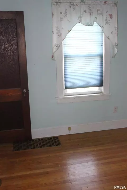 2361 28th St, Moline, IL 61265 photo 6
