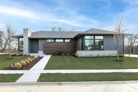 4615 Woodland Dr, Bettendorf, IA 52722