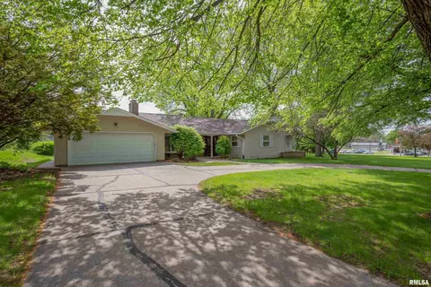 4009 Rodeo Rd, Davenport, IA 52806