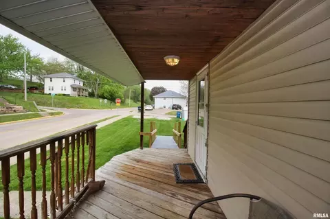 152 12th St, Silvis, IL 61282 photo 3
