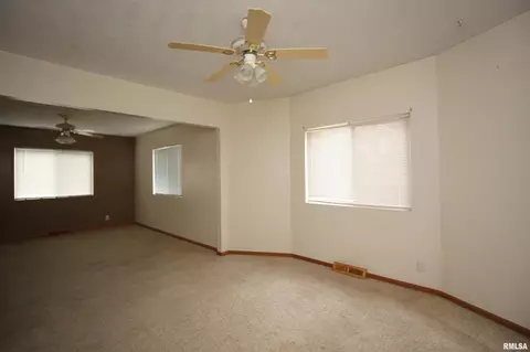 152 12th St, Silvis, IL 61282 photo 9