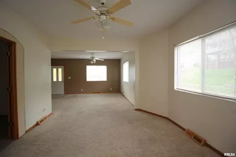 152 12th St, Silvis, IL 61282 photo 10
